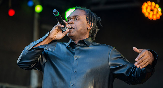 Dr. Alban uppträdde med populära låtar.