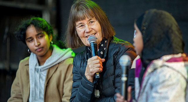 Författaren Gunilla Lundgren läste högt ur sin bok på scen.