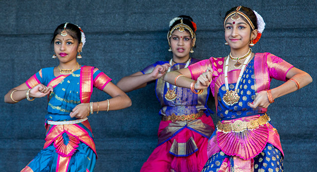 Fantastiska färger när Kulturskolan bjöd på indisk folkdans.