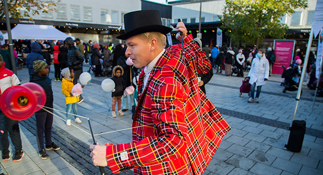 Trollkarl i fantastisk röd kavaj trollade på torget.