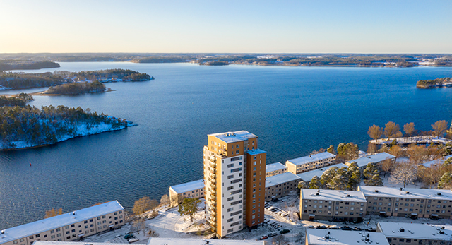 Utsikt över höghuset Triglyfen intill Mälaren en vinterdag.