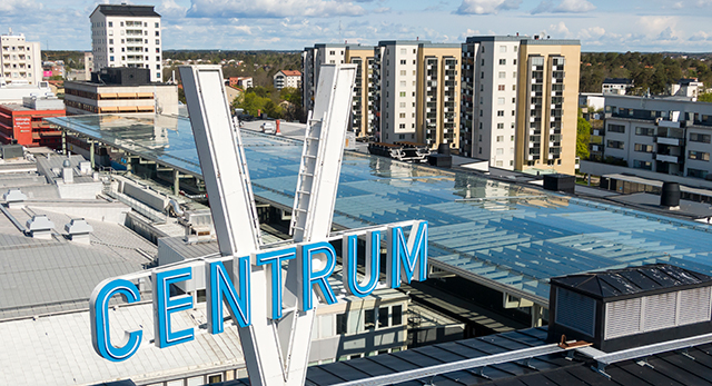 Närbild på V-skylten i Vällingby Centrum