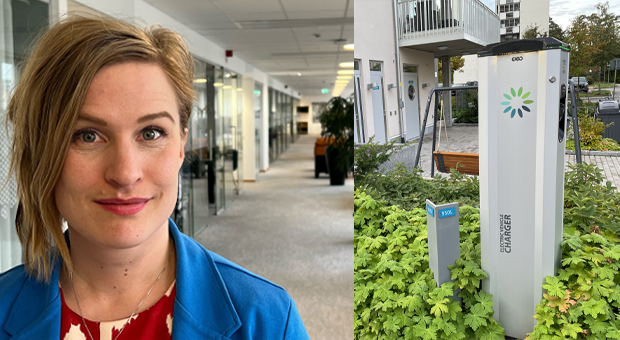 Projektledare Maria Tomt och en laddstolpe i grönska framför ett hus