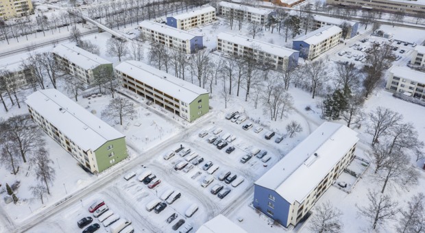 Flygbild på ett kvarter i Skärholmen i vinterskrud.