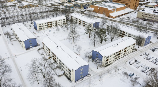 Flygbild över snötäckt kvarter i Skärholmen.