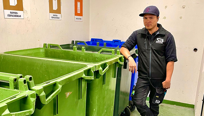 Servicevärden Junior i en av Svenska Bostäders miljöstugor