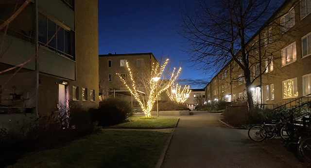 Belysning inne på gården.