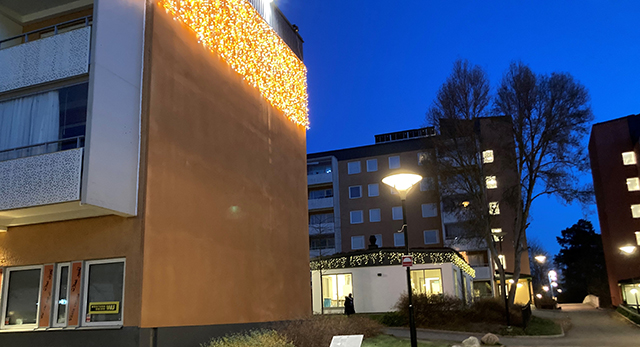 Belysning på kortsidan av huset.