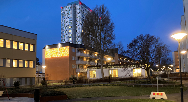 Belysning på fasaden med studenthuset i bakgrunden.