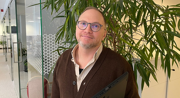Clas intill en växt i korridoren.
