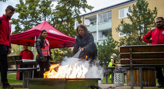 Hyresgäst övar på att släcka brand.
