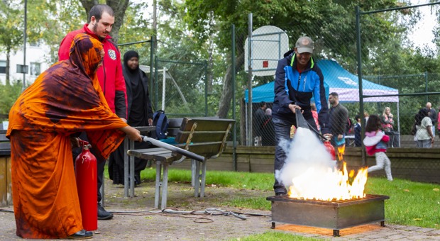 Hyresgäster testar att släcka en brand.