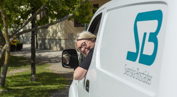 Kundvärd tittar ut genom bilfönstret på tjänstebilen.