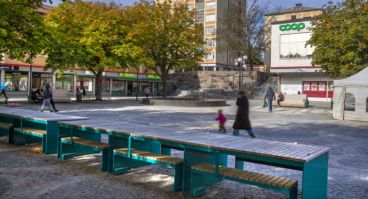 bänkar torg solig dag Kärrtorp centrum