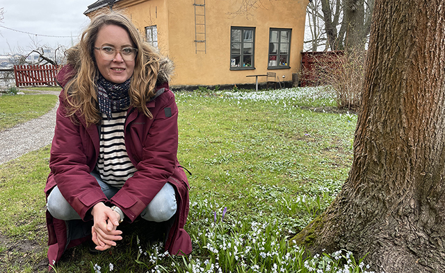 Charlotta Cristvall på innergård på Mariaberget