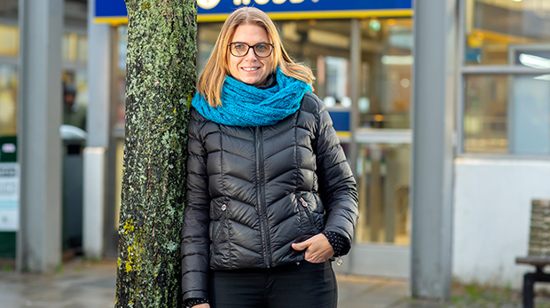 Åsa fotograferad framför tunnelbanenedgången i Husby Centrum