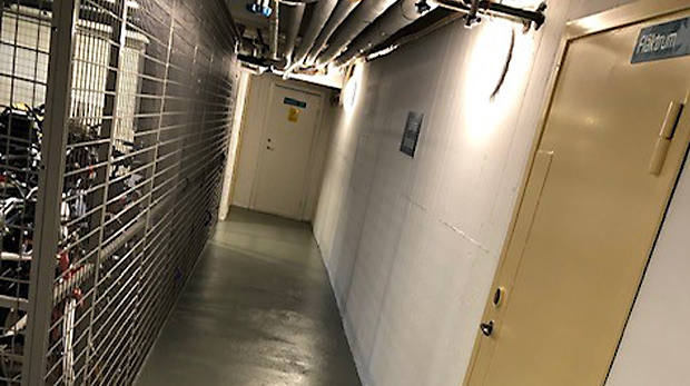 lång korridor i källare med nymålade väggar och lysande led-belysning