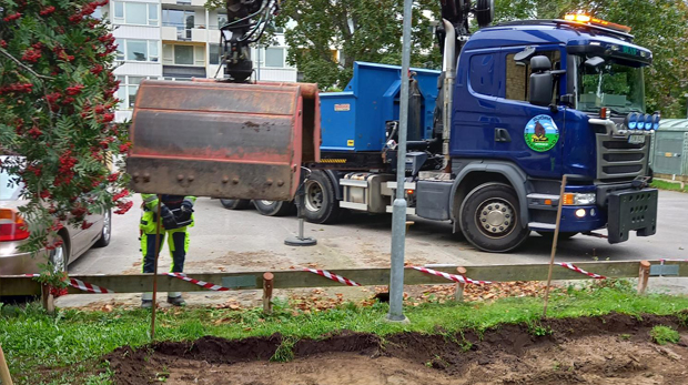 Parkerad lastbil bakom uppgrävd gräsyta