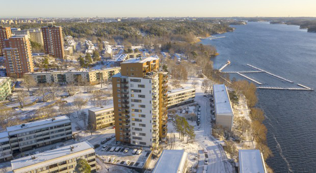 Drönarfoto över Hässelby strand och ett centralt beläget höghus