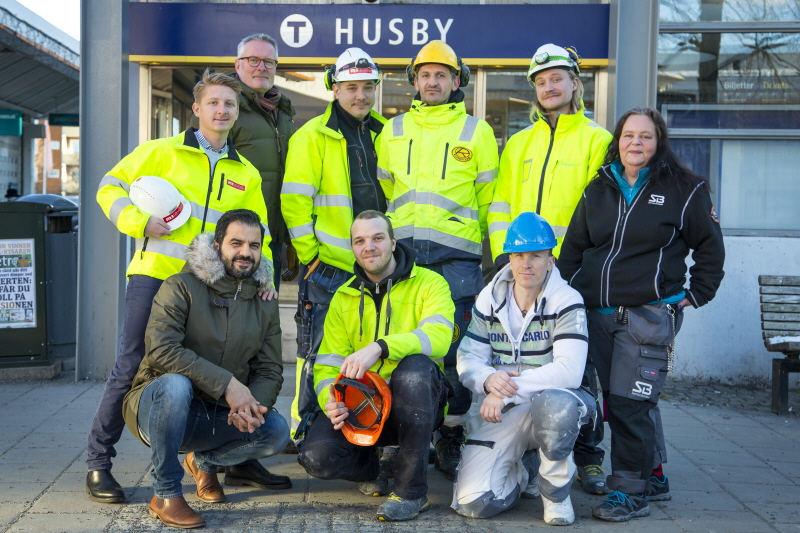 Gruppbild över byggarbetare i Husby