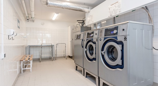 Tvättstuga med maskiner
