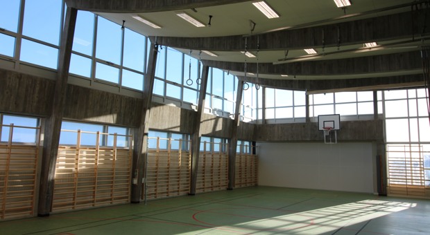Stora fönster i gymnastiksal