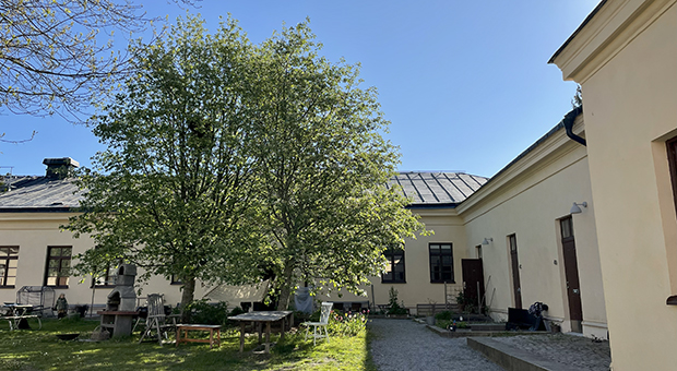 Grillplats och hängmatta på innergården